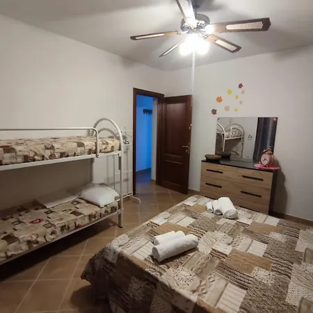 6 Beds Just Minutes From San Teodoro Lejlighed